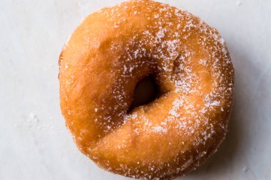 Ev yapımı sekerli donut yemeye hazır