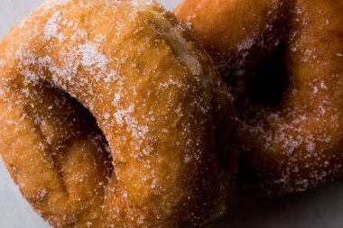 Ev yapımı sekerli donut yemeye hazır