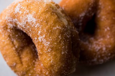 Ev yapımı sekerli donut yemeye hazır