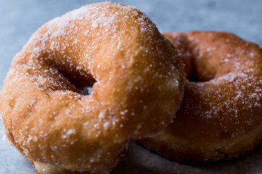 Ev yapımı sekerli donut yemeye hazır