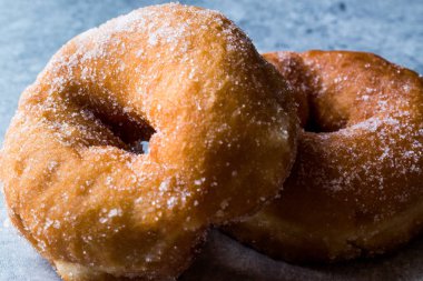 Ev yapımı sekerli donut yemeye hazır
