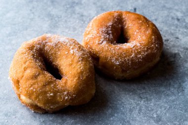 Ev yapımı sekerli donut yemeye hazır