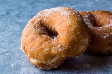 Ev yapımı sekerli donut yemeye hazır