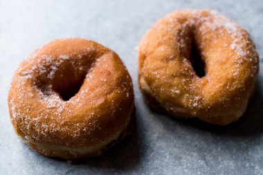 Ev yapımı sekerli donut yemeye hazır