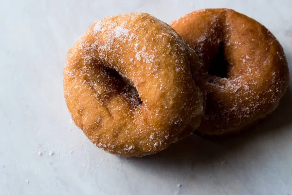Домашні цукрові пончики готові їсти — стокове фото