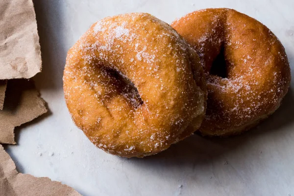 Ev yapımı sekerli donut yemeye hazır