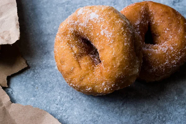 Ev yapımı sekerli donut yemeye hazır
