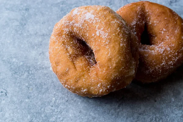 Ev yapımı sekerli donut yemeye hazır