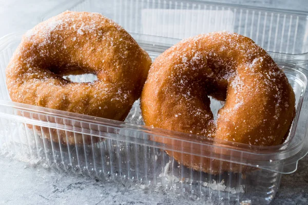 Donuts azucarados en caja de plástico — Foto de Stock