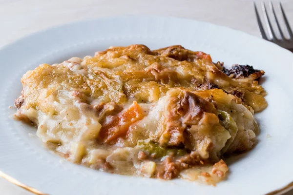 Portion of Vetegables Gratin with Minced Meat and Cheese. — Stock Photo, Image