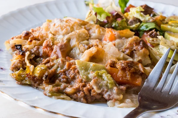 Vetegables Gratinado com Carne Picada, Queijo e servido com Salada — Fotografia de Stock