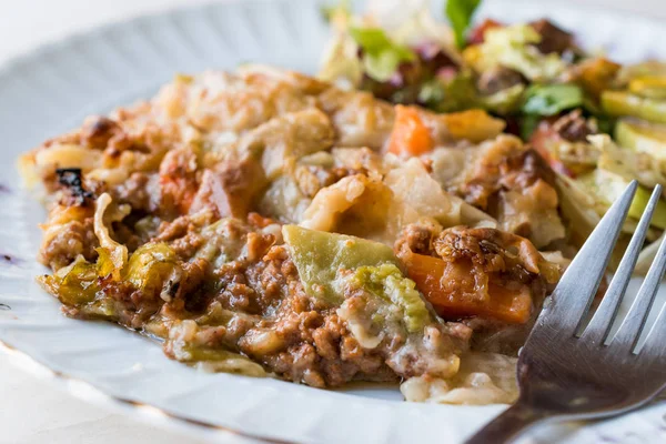 Vetegables Gratinado com Carne Picada, Queijo e servido com Salada — Fotografia de Stock