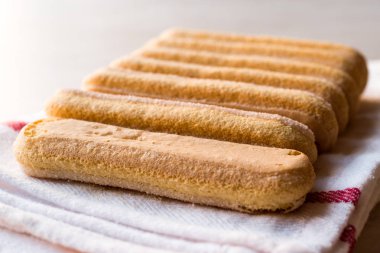 Ladyfinger veya Savayer kurabiye / bisküvi.