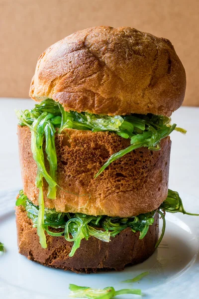 Seaweed sallad smörgås med Panettone bröd — Stockfoto