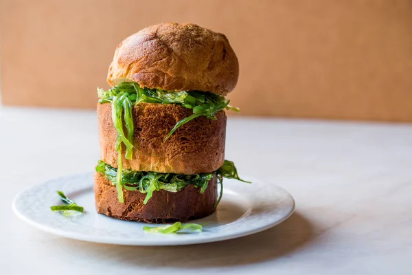 Sandwich de ensalada de algas con pan Panettone — Foto de Stock