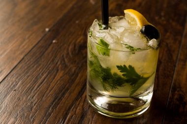 Dillionaire kokteyl ile dereotu, cin, maydanoz, limon, zeytin ve kırılmış buz. 