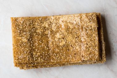 Türk Pestil / kurutulmuş meyve hamuru susam ve ceviz ile / cevizli sucuk.