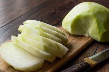 Türk Alabas içli dilimlenmiş / organik taze bütün turp dilimleri bıçak ile.