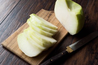 Türk Alabas içli dilimlenmiş / organik taze bütün turp dilimleri bıçak ile.