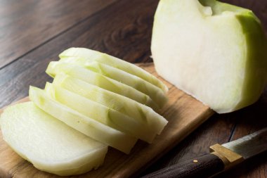 Türk Alabas içli dilimlenmiş / organik taze bütün turp dilimleri bıçak ile.