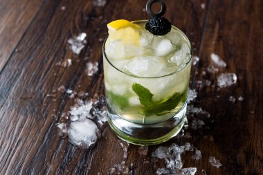 Viski şut kokteyl nane yaprağı, limon, zeytin ve kırılmış buz ile. 