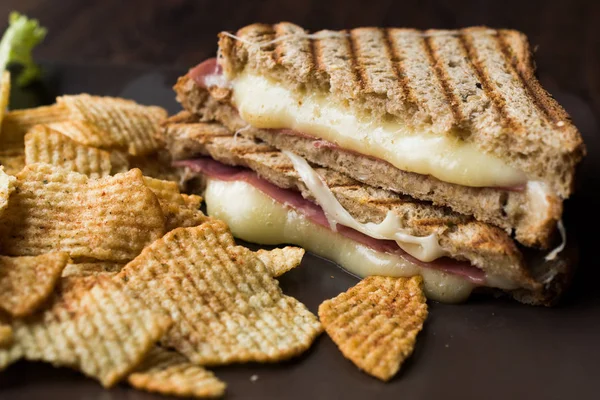トルコのトーストやトスト/三角形クラブ サンドイッチ、チーズとハムし、チップスとサラダを添えて. — ストック写真