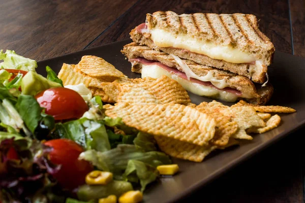Török pirítós vagy Tost / háromszög Club Sandwich olvasztott sajt, sonka, és hasábburgonyával, salátával. — Stock Fotó