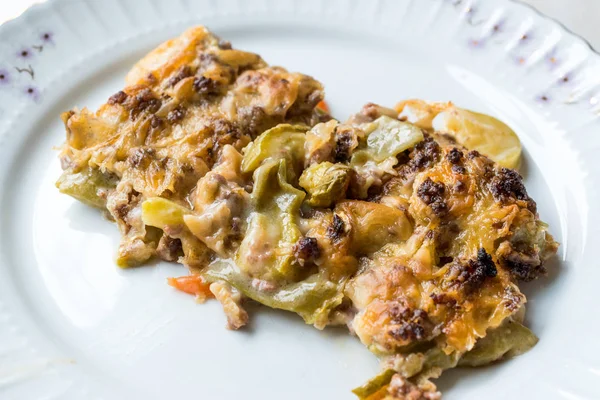 Porção Vetegables Gratinado com carne picada e queijo — Fotografia de Stock