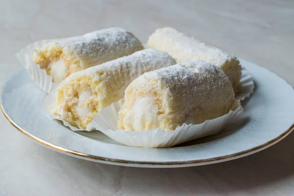 Мини-торт с ванильным кремом, кокосом и сахарной пудрой . — стоковое фото