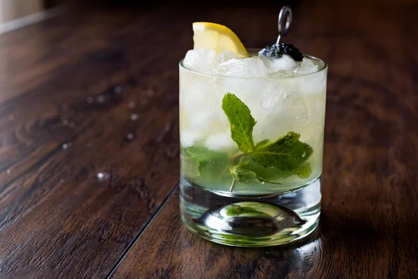 Whiskey Smash Cocktail with Mint Leaves, Lemon, Olive and Crushed Ice. — Stock Photo, Image