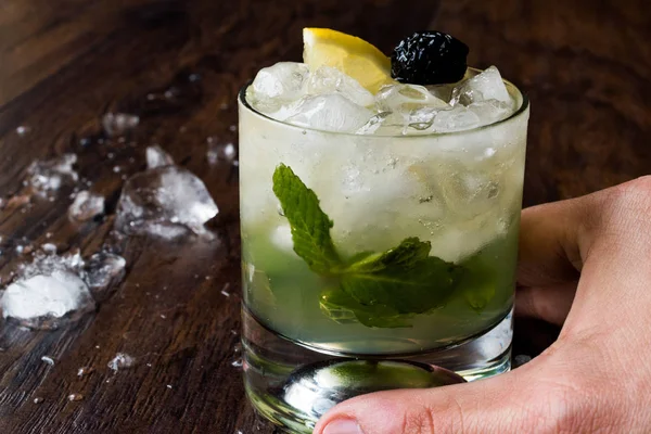 Whiskey Smash Cocktail con Foglie di Menta, Limone, Oliva e Ghiaccio tritato . — Foto Stock