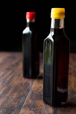 Balsamik sirke sosu için salata hazır satmak için şişe