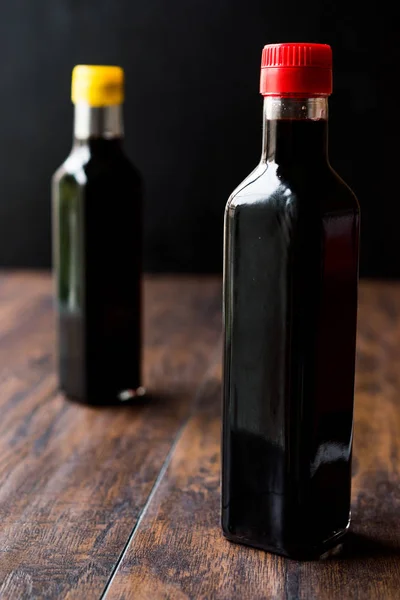 Fles van balsamico saus voor salade klaar om te verkopen — Stockfoto