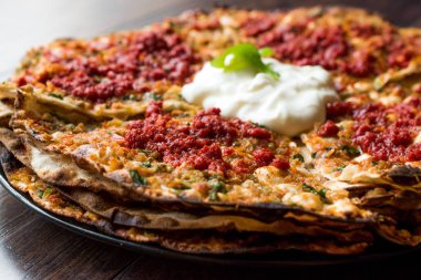 Kayseri stili Katmanlar kıyılmış et ve yoğurt Yaglama düz ekmek.