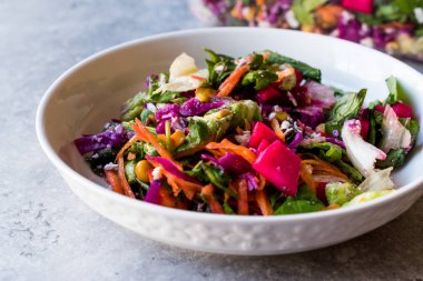 Mor lahana, pancar, havuç taze ev yapımı renkli salata 