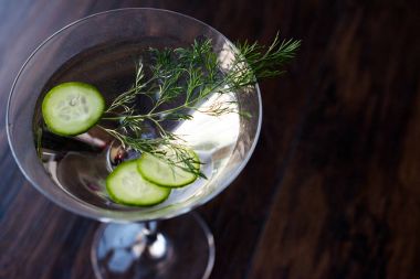 Taze dereotu Martini kokteyl salatalık dilimleri ile