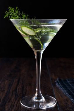 Taze dereotu Martini kokteyl salatalık dilimleri ile