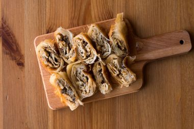 Kıyılmış et ile Türk Borek Kol tarifi.