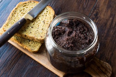 Bıçak ve ekmek kavanoza Siyah Zeytin Tapenade.
