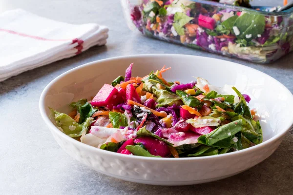 Friss házi színes saláta, lila káposzta, répa, sárgarépa — Stock Fotó
