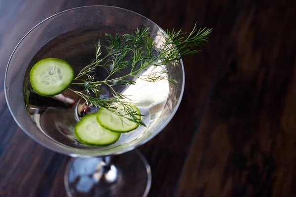 Verse dille Martini Cocktail met plakjes komkommer — Stockfoto