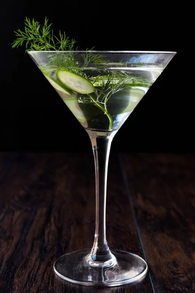 Frischer Dill-Martini-Cocktail mit Gurkenscheiben — Stockfoto