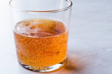 Altın bira bira bir cam