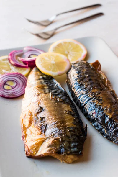 Mackerel Fish with Onions and Lemons in Plate. — Stock Photo, Image