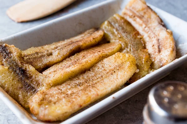 Homemade Sauteed Bananas with Cinnamon Powder — Stock Photo, Image