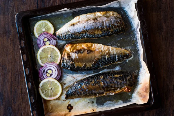 Macrou pește cu ceapă și lămâie în tavă de copt . — Fotografie, imagine de stoc
