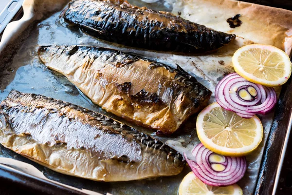 Mackerel Fish with Onions and Lemons in Baking Tray. — Stock Photo, Image