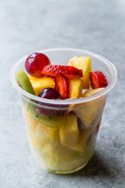 Çilek, kivi, Mango ve plastik kap içinde üzüm meyve salatası.