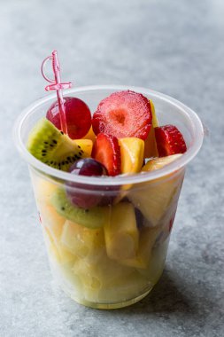 Çilek, kivi, Mango ve plastik kap içinde üzüm meyve salatası.