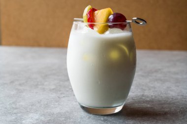 Pina Colada kokteyli meyve ile.